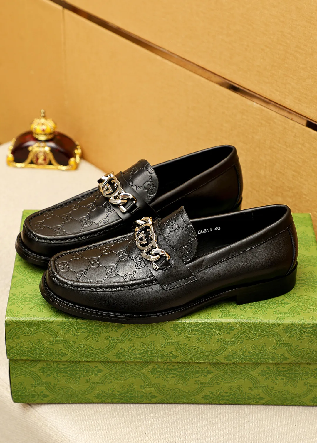 Men's shoes 💰480 💐 Product trademark: GUCCI "Gucci" casual leather shoes Regular size: 38-44 (45.46🉑️customized) Product materials: Selected imported first-layer calfskin embossed upper + luxury hardware buckle, imported water-dyed cowhide leather lining. Strong three-dimensional visual effect, original outsole color: 2 colors available